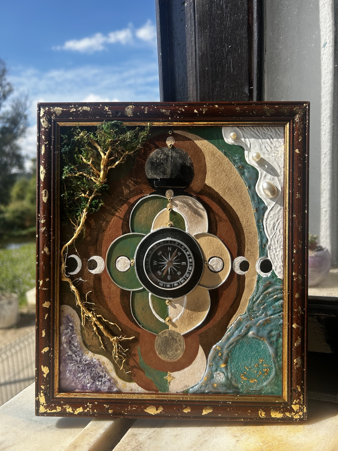 Caminho — peça Transform’art com bússola central, ramos dourados e texturas numa moldura castanha