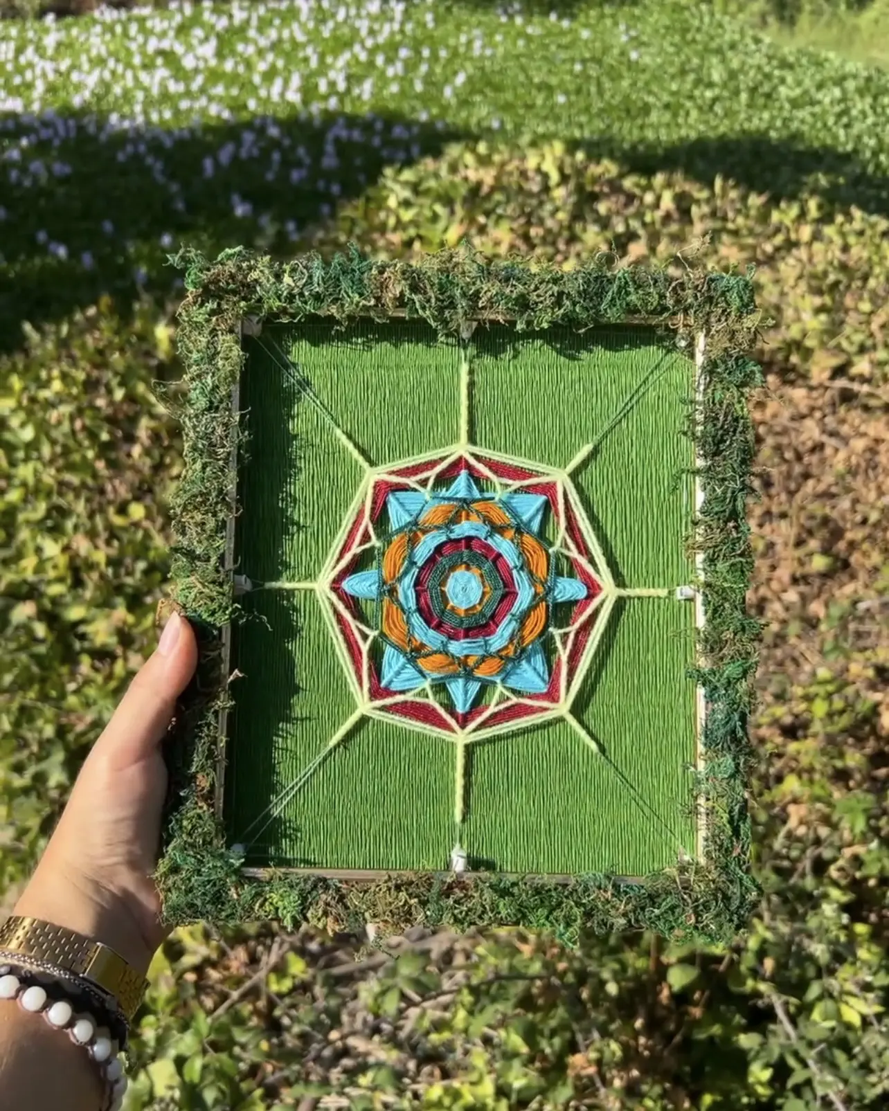 Peça Transform’art criada a partir de uma moldura transformada e tecelagem colorida